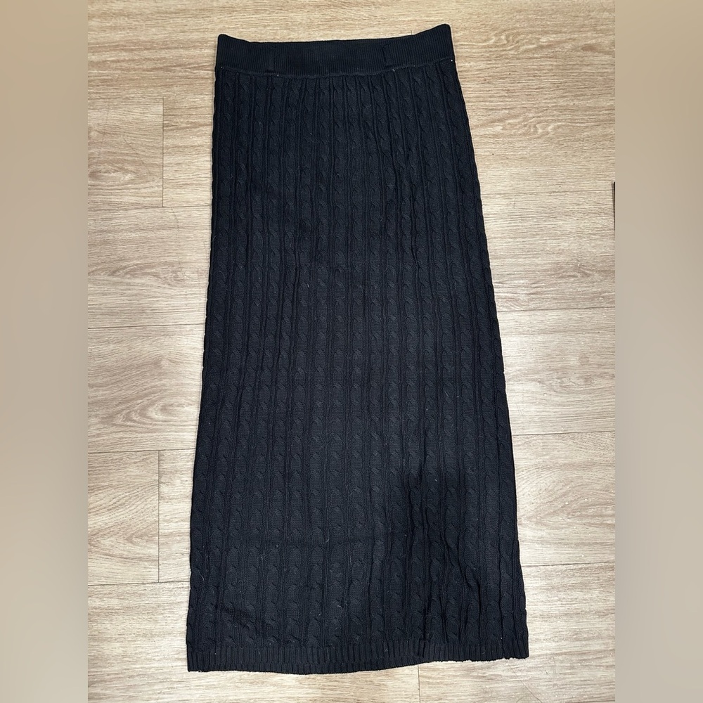 Excellent condition, thick black Tristan lined cable knit skirt